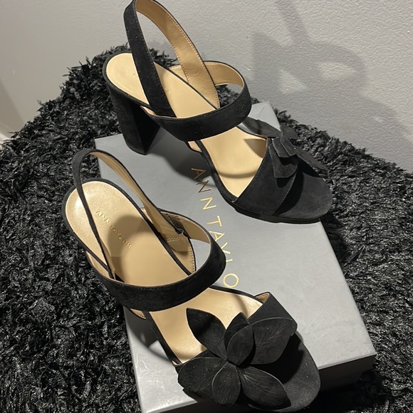 Ann Taylor Black Suede Flower Heel - 9 1/2 New in Box - Picture 6 of 8